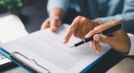 Biznesmeni podpisujący kontrakt na dostawę sprzętu medycznego – medifaktor.pl