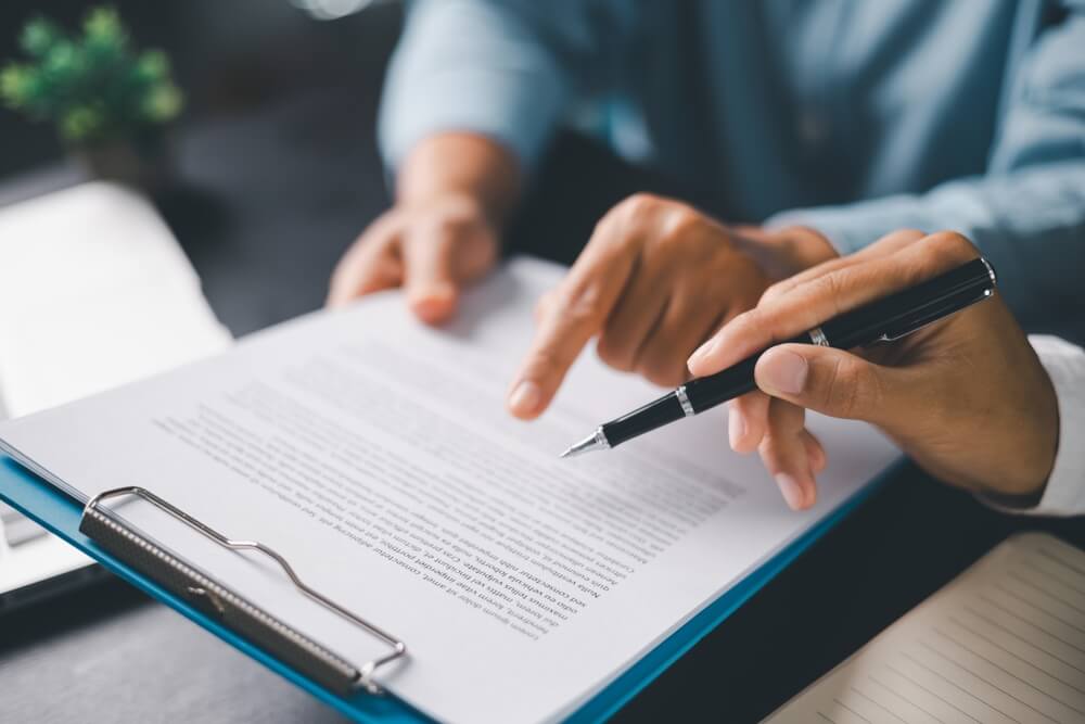 Biznesmeni podpisujący kontrakt na dostawę sprzętu medycznego – medifaktor.pl