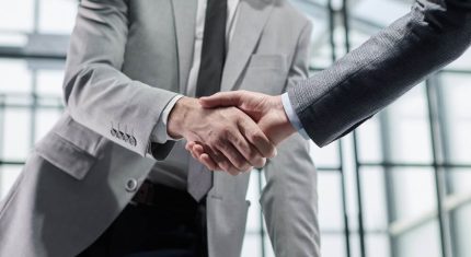 Uścisk dłoni na potwierdzenie wygranego przetargu na dostawę sprzętu medycznego – medifaktor.pl