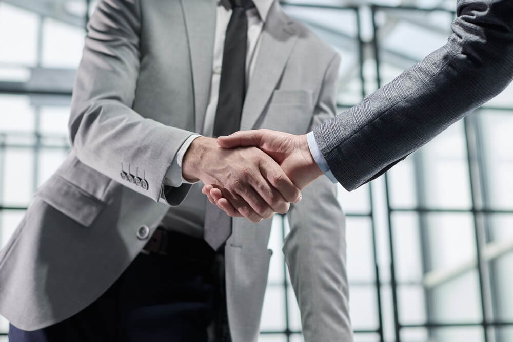 Uścisk dłoni na potwierdzenie wygranego przetargu na dostawę sprzętu medycznego – medifaktor.pl