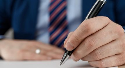 Podpisywanie kontraktu na dostawę sprzętu medycznego po wygranym przetargu – medifaktor.pl