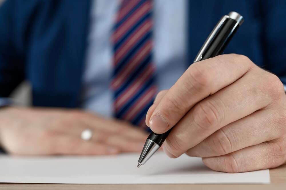 Podpisywanie kontraktu na dostawę sprzętu medycznego po wygranym przetargu – medifaktor.pl